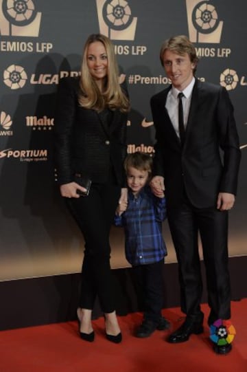 Modric con su mujer e hijo.