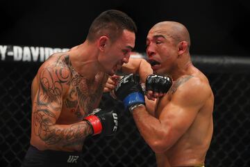 Max Holloway y José Aldo durante el combate.