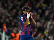 SAN SEBASTIÁN, 22/04/2026.- El delantero del FC Barcelona Lamine Yamal reacciona durante el partido de la jornada 33 de LaLiga entre el FC Barcelona y el Celta, este miércoles en el Camp Nou. EFE/Enric Fontcuberta