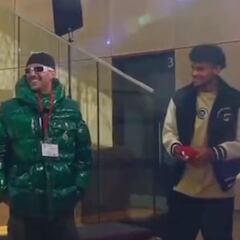 Lucho Díaz y Mo Salah reciben a Feid en la sede de Liverpool