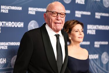 Rupert Murdoch nació el 11 de marzo de 1931 en Melbourne, Australia. 
Es uno de los magnates de medios más influyentes del siglo XX y XXI. Fundador de News Corp y Fox Corporation, ha sido clave en la expansión de medios conservadores en EE.UU., Reino Unido y Australia. Su imperio incluye periódicos como 'The Wall Street Journal', 'The Times', y cadenas como 'Fox News'.

En septiembre de 2023 anunció su retiro como presidente de News Corp y Fox, cediendo el liderazgo a su hijo Lachlan Murdoch. En 2024 se casó por quinta vez, con Elena Zhukova. Aunque ha reducido su actividad pública, se mantiene lúcido y en buen estado de salud.