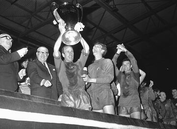 En 1968, capitane¨® al equipo del Manchester United ganador de la Copa de Campeones de Europa 1967-68