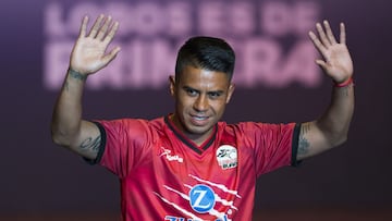 Juan Carlos Medina durante la presentaci&oacute;n del uniforme de Lobos BUAP