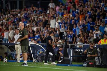 Xavi Hernández también fue expulsado del partido. Vio la tarjeta roja por protestar.