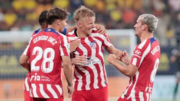 CÁDIZ, 04/08/2022.- El defensa del Atlético de Madrid Daniel Wass (2-d) celebra con sus compañeros tras marcar el tercer gol ante el Cádiz, durante el LXVIII Trofeo Carranza que enfrenta hoy jueves al Cádiz CF y al Atlético de Madrid en el estadio Nuevo Mirandilla. EFE/Román Ríos
