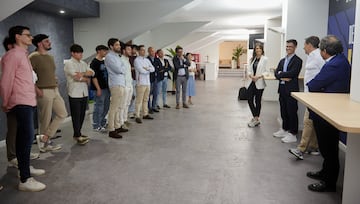 El director general Fernando López, con los empleados del club aragonés.