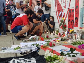 Aficionados se reúnen a las puertas del estadio Diego Armando Maradona, en el barrio de La Paternal.