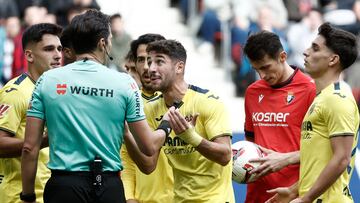 PAMPLONA, 24/11/2024.- Los jugadores del Villarreal protestan al árbitro Munuera Montero que ha señalado penalti durante el partido de la jornada 14 de Liga disputado ante Osasuna este domingo en el estadio de El Sadar. EFE/Jesús Diges