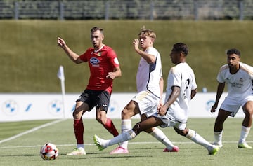 Nico Paz y Vinicius Tobias, durante el Castilla-Fuenlabrada.