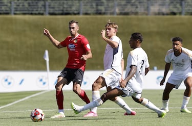 Tobias redondea un partido coral del Castilla