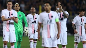 El guardameta costarricense del Paris Saint-Germain Keylor Navas (2L), el delantero brasileño del Paris Saint-Germain Neymar (3L) y el delantero argentino del Paris Saint-Germain Lionel Messi se van tras el partido de fútbol del Grupo A de la UEFA Champio