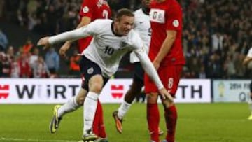El jugador de Inglaterra Wayne Rooney celebra un gol ante Polonia hoy, martes 15 de octubre de 2013, durante el juego clasificatorio para el Mundial Brasil 2014 que se disputa en el estadio de Wembley en Londres, Reino Unido.