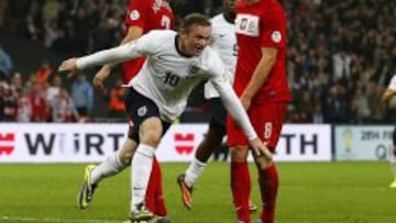 El jugador de Inglaterra Wayne Rooney celebra un gol ante Polonia hoy, martes 15 de octubre de 2013, durante el juego clasificatorio para el Mundial Brasil 2014 que se disputa en el estadio de Wembley en Londres, Reino Unido. 