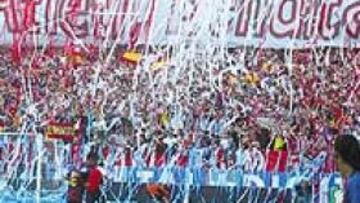 <b>UNA AFICIÓN VOLCADA. </b>En el partido contra el Barcelona, el Calderón se llenó y realizó este espectacular tifo. Con 45.000 abonados, el estadio ofrecerá siempre una imagen similar.