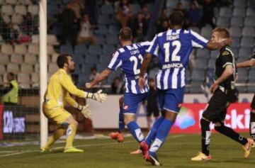 1-1. Florín Andone anotó, para el Depor, el gol del empate en propia puerta.