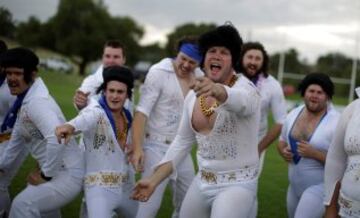 La haka de los Blue Suede Shoes antes de su partido de rugby contra los Reddy Teddies.