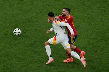 El lateral de la selección española y del Real Madrid bloqueó al jugador alemán del Bayern de Munich justo antes de que terminara el encuentro. Una acción que le costó la expulsión al futbolista español, pero que salvó un posible gol de Alemania.