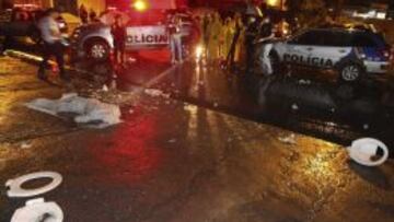 El cuerpo de la víctima yace envuelto junto a los restos del retrete que le golpeó mortalmente.