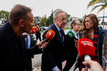 Florentino Pérez a su llegada al Tanatorio de La Paz.