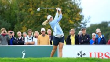 Anna Nordqvist golpea con su driver en el tee del séptimo hoyo.