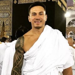 Un jugador de rugby prescinde de las azafatas en un combate de boxeo benéfico