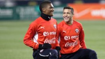 Fernandes y S&aacute;nchez, amigos desde su paso por Cobreloa, hoy fueron rivales en Champions. 