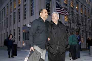 El expresidente de la Federación Venezolana de Fútbol, Rafael Esquivel, (derecha) sale de la Corte Federal De Brooklyn el 10 de marzo.