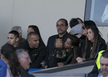 Los familiares de ambos jugadores han estado presentes en la grada del Estadio Alfredo Di Stefano.