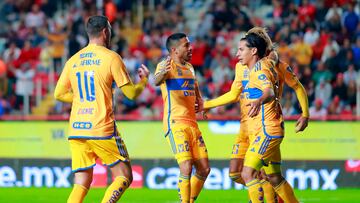 MEX2983. AGUASCALIENTES(MÉXICO), 20/08/2023.- Jugadores de Tigres festejan una anotación contra de Necaxa hoy, durante un juego por la jornada 4 del torneo Apertura 2023 de la Liga MX, en el estadio Victoria de la ciudad de Aguascalientes (México). EFE/ Víctor Cruz