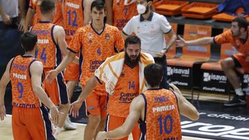 Dubljevic y Tobey celebran una acción.