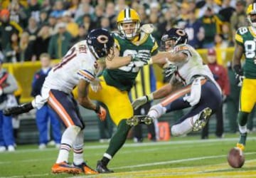 Chicago Bears-Green Bay Packers. Isaiah Frey (31) y Chris Conte (47) paran a Jordy Nelson (87).