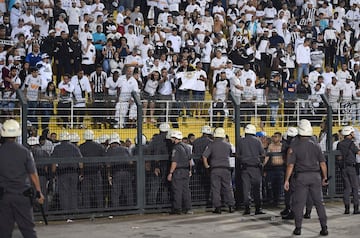 El partido entre Santos e Independiente fue suspendido a pocos minutos de final por incidentes en las tribunas del Pacaembú cuando el juego iba 0-0. Este resultado le da la clasificación a Independiente a los cuartos de final de la Copa Libertadores luego de la decisión de la Conmebol de otorgarle el triunfo 3-0 en la ida por la mala inclusión del uruguayo Carlos Sánchez.