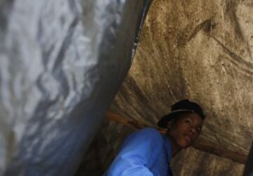 Miembros del Movimiento de los Trabajadores Sin Techo de Brasil (MTST) trabajan en la construcción de las chozas en el campamento "La Copa Mundial de los Pueblos", que alberga una estimación de 2.800 familias del movimiento.