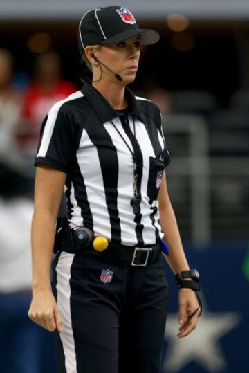 La juez de línea Sarah Thomas, durante el partido entre Atlanta Falcons y Dallas Cowboys.