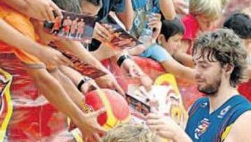 Pau Gasol firma autógrafos.