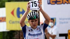 Remco Evenepoel luce el dorsal 75 de Fabio Jakobsen tras ganar la cuarta etapa de la Vuelta a Polonia con final en Bukowina Tatrzanska.