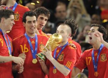 Iniesta besa la copa de campeón del Mundo