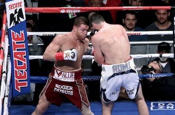 El triunfo del Canelo Álvarez sobre Rocky Fielding en imágenes