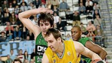 <b>MARCAJE. </b>Ricky, que no tuvo un gran día, encima de Lorbek.