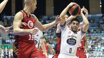 Jordan Howard (c) protege un balón ante los jugadores del Zaragoza, Emir Sulejmanovic y Miguel González.