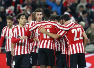 El delantero del Athletic Club de Bilbao Iñaki Williams celebra con sus compañeros el segundo gol de su equipo 