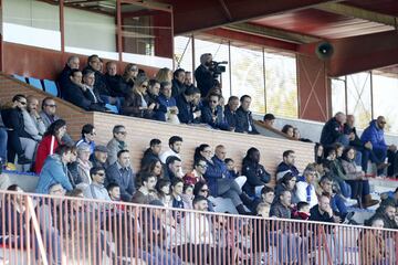 Hoy 1 de noviembre los veteranos del Torrejón y del Rayo Vallecano han goleado a la ELA en un partido solidario disputado en el Campo Municipal Las Veredillas.