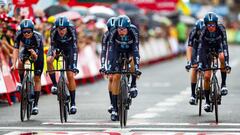 El equipo neerlandés DSM cruza la meta de Barcelona con el mejor tiempo, encabezado por Lorenzo Milesi, en la contrarreloj inaugural de la Vuelta a España 2023.