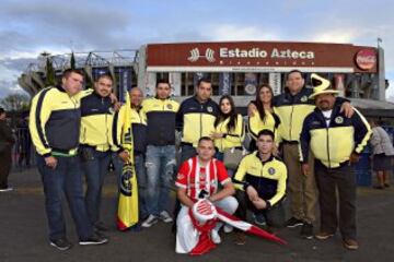 El color de la afición que se dio cita en el Estadio Azteca