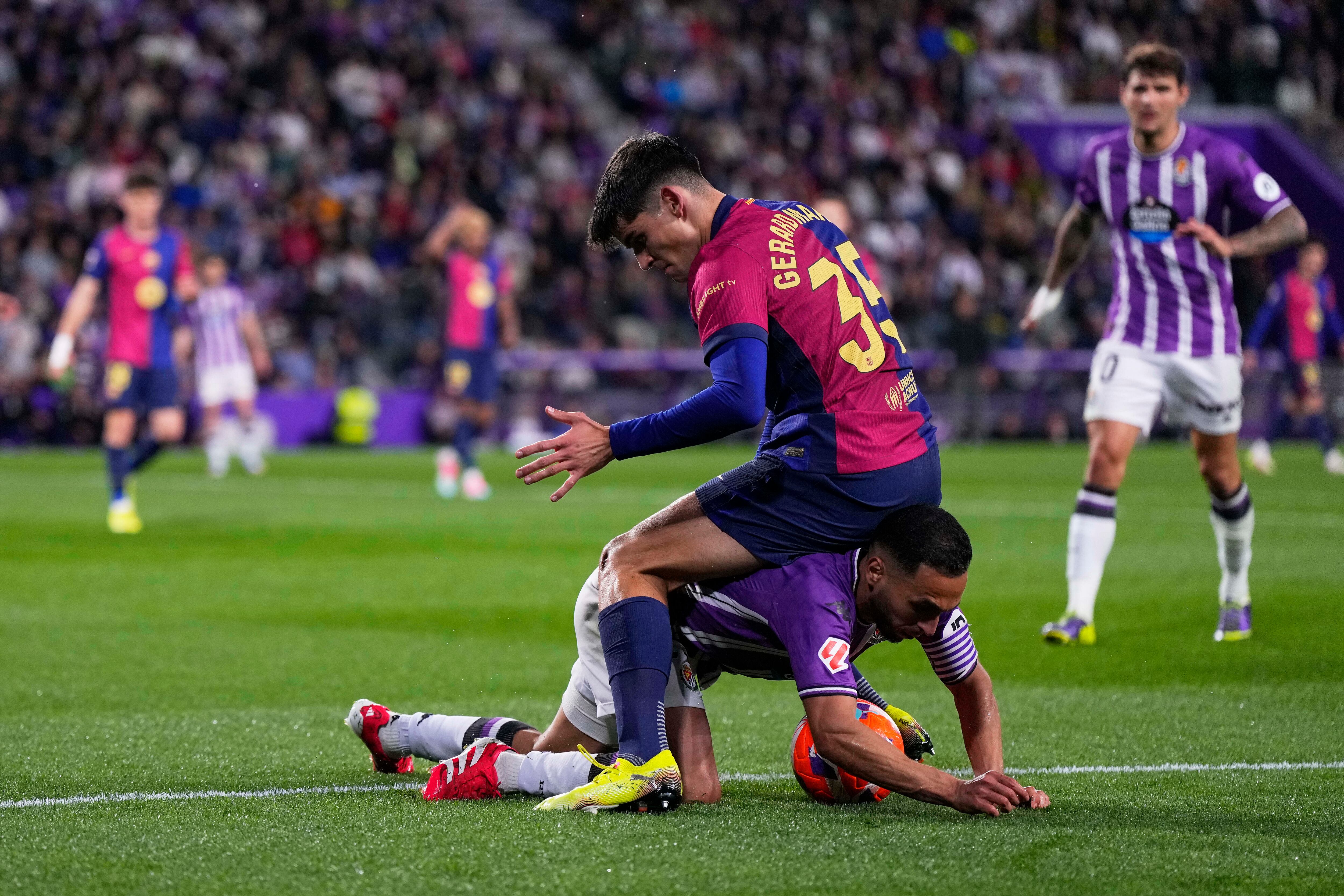 Gerard Martin del Barcelona y Anwar del Valladolite rechaza el balón durante el partido de la liga española entre Valladolit y el FC Barcelona en el estadio José Soreilla.