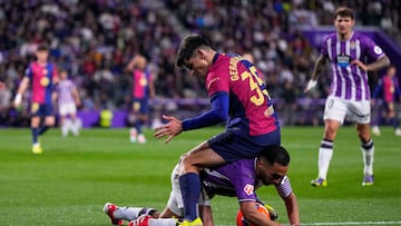 Gerard Mart¨ªn del Barcelona y Anuar del Valladolid disputan el bal¨®n durante el partido de La Liga espa?ola entre el Valladolid y el FC Barcelona en el estadio Jos¨¦ Zorrilla.