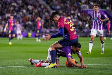 Gerard Martín del Barcelona  y Anuar del Valladolid disputan el balón durante el partido de La Liga española entre el Valladolid y el FC Barcelona en el estadio José Zorrilla.