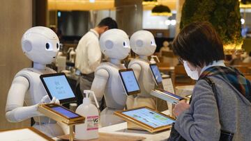 Tokyo (Japan), 05/11/2020.- Pepper, a robot developed by SoftBank Robotics Corp., welcomes customers to assist food orders at Pepper PARLOR, where robots are working with human staff, in Tokyo, Japan, 05 November 2020 (issued 11 November 2020). Catering, delivery and transportation Service Robots were developed by SoftBank Robotics Corp. for the purpose of working with employees at restaurants, hotels and retail stores. The robots were introduced to reduce direct contacts between staff and customers amid the ongoing Covid-19 pandemic. (Japón, Tokio) EFE/EPA/KIMIMASA MAYAMA