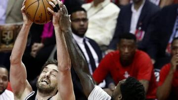 LWS101. HOUSTON, TX (EE.UU.), 11/05/2017.- El jugador de Houston Rockets, Patrick Beverley (d), en acción ante el español Pau Gasol (i), de San Antonio Spurs, durante un partido por las semifinales de la Conferencia Oeste de la NBA, entre San Antonio Spurs y Houston Rockets, hoy, jueves 11 de mayo de 2017, en el Toyota Center de Houston, Texas (EE.UU.). EFE / LARRY W. SMITH