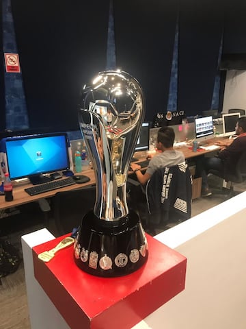 ¡Nosotros ya lo alzamos! El trofeo de Liga MX visita la redacción de As México